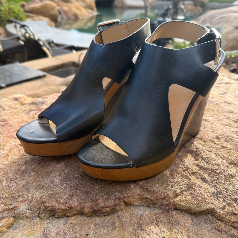 Michael KORS black leather and wood wedge heels ow my ! 🥰 size 8.5 - Picture 3 of 9